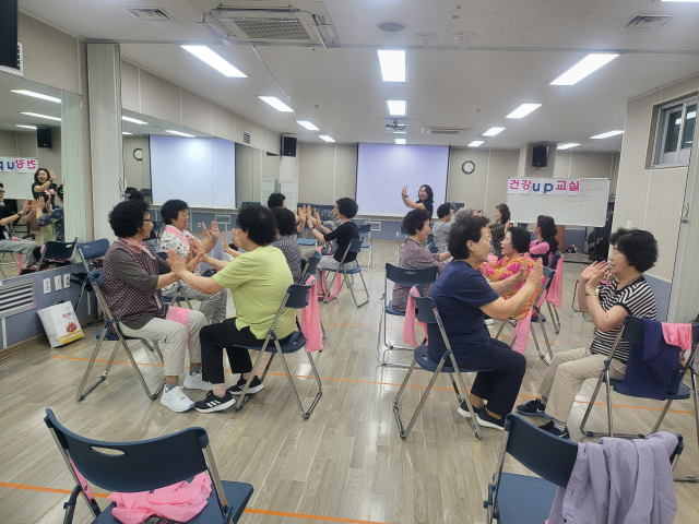 부산 전역 61곳 '하하(AHAH) 마을건강센터'에서 주민들은 다양한 건강업(UP) 프로그램을 이용할 수 있다. [사진=부산시]