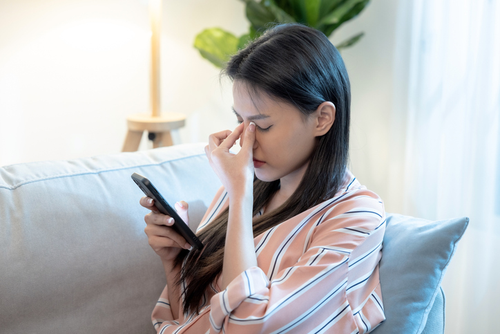 스마트폰 화면을 하루 1시간만 봐도 눈의 피로가 발생할 수 있으며, 그 중에서도 소셜미디어(SNS) 이용이 가장 큰 부담을 준다는 연구 결과가 나왔다. [사진=게티이미지뱅크]