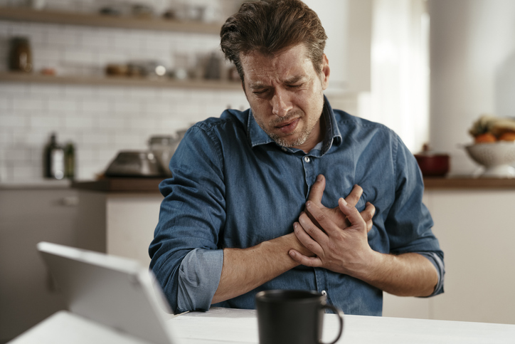 목 이하 가슴 부위에 통증과 숨 가쁨이 동반될 경우 운동은 오히려 위험하다. [사진= 게티이미지뱅크]