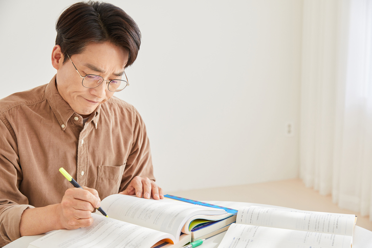 나이가 들수록 인지 기능 저하와 기억력 감퇴된다. 일상 속에서 이를 향상 시킬 수 있는 방법은 뭘까. [사진=게티이미지뱅크]