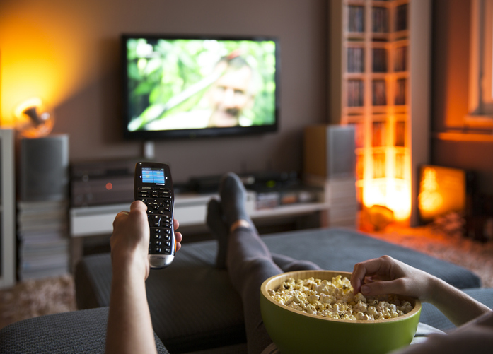 드라마나 영화를 한꺼번에 몰아서 시청하는 이른바 '정주행'이 정신 건강에 긍정적 영향을 줄 수 있다는 연구 결과가 발표됐다.[사진=게티이미지뱅크]
