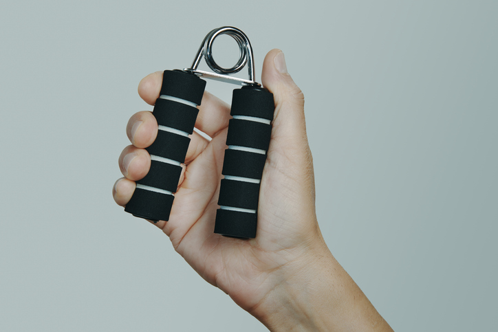 악력 운동으로 노인의 신경 기능을 향상시킬 수 있다는 연구 결과가 나왔다. 사진=게티이미지뱅크