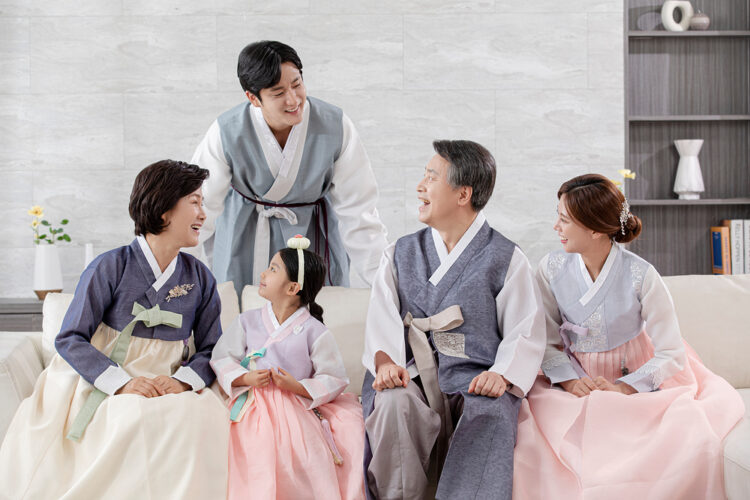 추석 명절 동안 오랜만에 만난 일가친척과 즐겁게 화목하게 지내려면 몇 가지 주의해야 할 사항이 있다. 사진=클립아트코리아