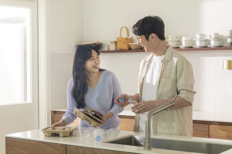 심부름이나 청소, 기타 집안일 등 일상적인 활동을 함께 공유하는 사람이 있으면 행복감이 더 컸다. 사진=클립아트코리아