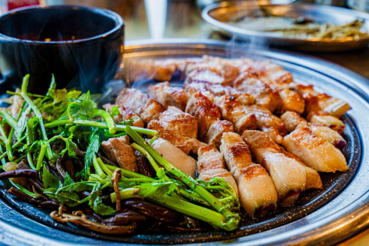 "삼겹살 먹고 싶고 아랫배 나오는 건 싫다?"...'이 나물' 같이 먹어야