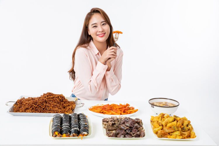 “배는 찼는데 툭하면 과식”…바로 ‘이 습관’ 탓