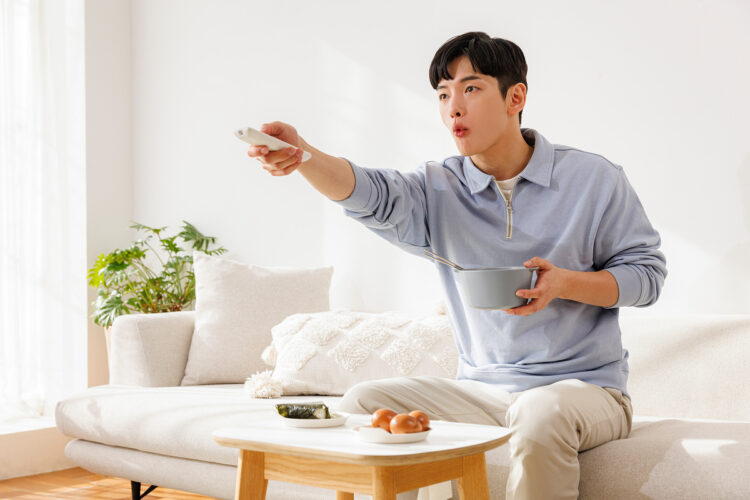 TV를 보면서 밥다 보면 나도 모르게 음식을 많이 먹을 수 있다. 사진=클립아트코리아