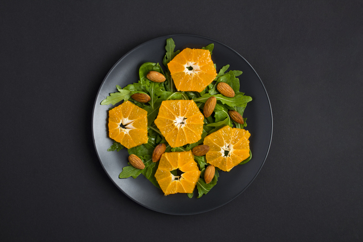 아몬드나 땅콩 등의 견과류에 함유된 비타민E는 베리류나 오렌지, 키위 등에 포함된 비타민C와 결합할 경우, 맛도 배가 되고 건강에도 보다 강력한 효과를 낸다. 사진= 게티이미지뱅크