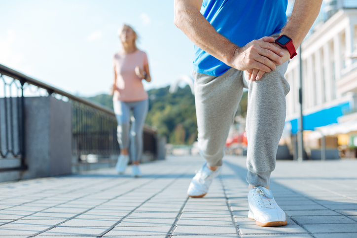 중년 남성이 런지를 하고 있다. 런지는 하체 스트레칭과 근육 강화에 효과적이다. 양발을 어깨너비 두 배 정도로 벌린 뒤, 앞무릎이 발끝을 넘지 않게 하고 양쪽 무릎을 굽혀 골반을 낮추는 것이 런지의 기본 동작이다.