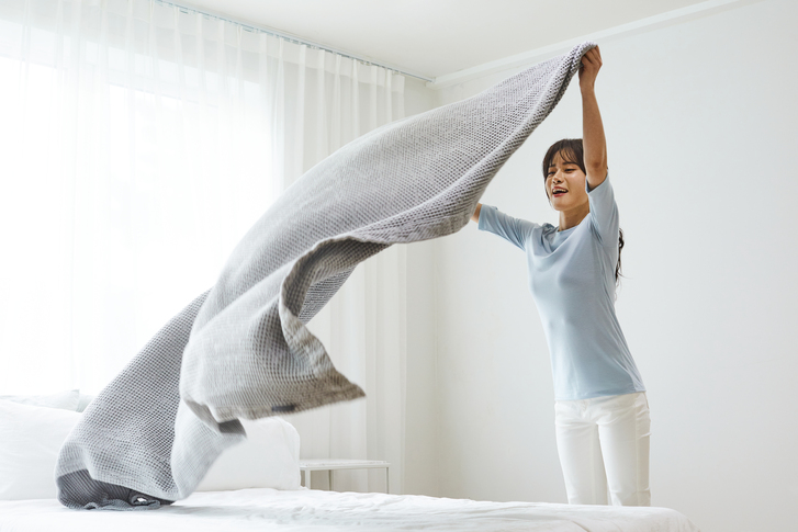 정돈된 침대는 밤에 잠잘 때 나온 습기와 온기를 가두어 뒀다.사진= 게티이미지뱅크