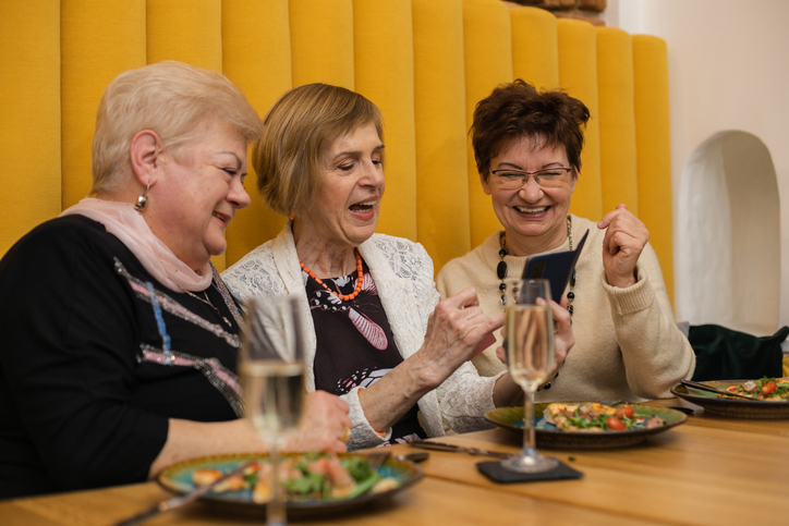 친구들끼리도 질투때문에 여성의 우정이 얕을 것이라 여기는 경우가 많지만 실제로는 훨씬 더 오래 지속된다는 결과가 나왔다사진=게티이미지뱅크