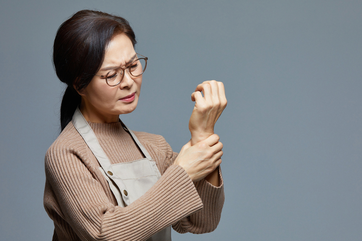 과 사용으로 힘줄에 손상이 발생하면 일상 생활을 힘들게 하는 질병에 걸릴 수 있다.손목 건초염은 손목에서 엄지로 이어지는 힘줄 쪽에 염증이 생긴 것이다.사진=게티이미지뱅크