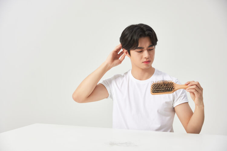 젊은 나이에 검은 머리와 흰머리가 섞여 난다면 새치다.새치는 유전적 요인 외에 스트레스와 나쁜 생활 습관이 원인으로 꼽힌다.사진=클립아트코리아