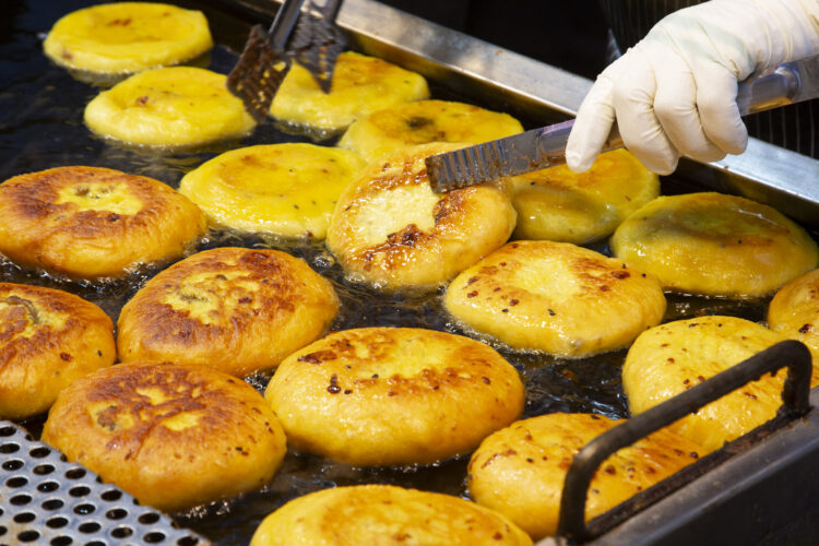 겨울철 길거리 간식 중에는 열량이 높은 것이 많아서 너무 많이 먹으면 안 된다. 사진=클립아트코리아