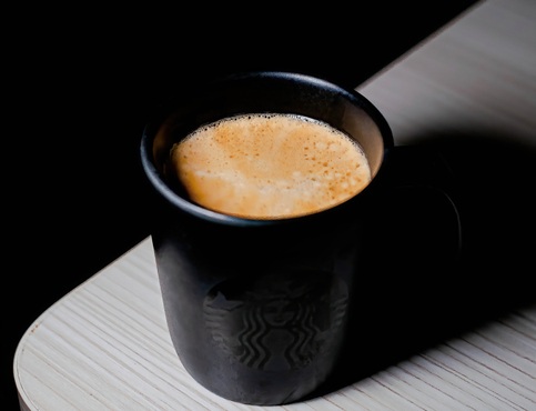 에스프레소 방식으로 뽑은 커피에 물을 탄 아메리카노 한 잔.아메리카노 위에 뜬 거품(크레마) 속 '카페스톨' 성분은 에스프레소 특유의 진한 풍미와 바디감을 결정하는 핵심 요소다.하지만 콜레스테롤 수치가 높은 고지