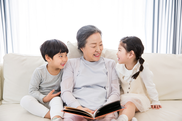 손주를 돌보는 60~70대 할머니들이 여전히 많다.이들은 허리,무릎 관절 부상을 조심해야 한다.사진=게티이미지뱅크