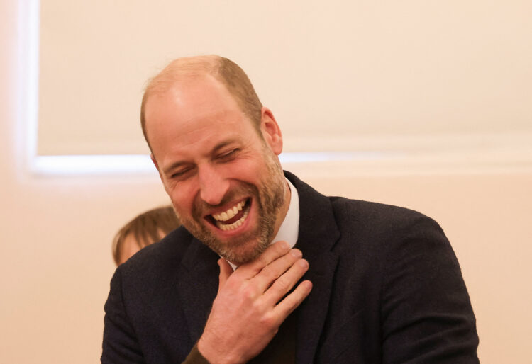 영국의 윌리엄 왕세자가 11월 25일 웨일스에서 열린 코미디 워크숍에 첨석해 한바탕 크게 웃고 있다.약물 대신 사회활동으로 건강증진을 유도하는 '사회적 처방'이 활발한 영국에선 '스탠드업 코미디 과정 연수' 등 웃