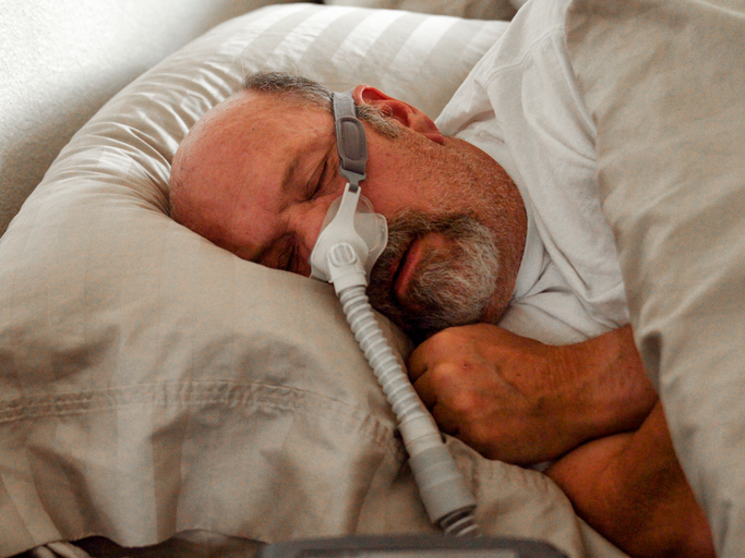 수면 무호흡증의 표준 치료법인 양압 환기(CPAP)는 효과적이지만 많은 환자들이 마스크가 불편하거나 수면을 방해한다는 이유로 치료를 중단한다.사진=게티이미지뱅크