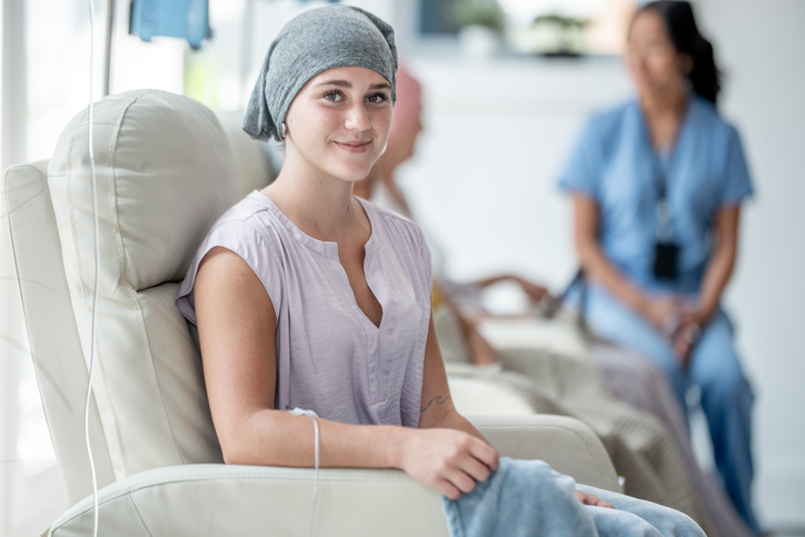 여성 암 환자가 여름철에 병원에서 치료를 받다 잠시 휴식을 취하고 있다.백혈구의 일종인 호중구 수치가 많이 떨어진 암 환자는 엄격한 식단을 준수해야 한다.음식물을 섭씨 75도 이상(중심부 기준) 가열해 먹는 게 