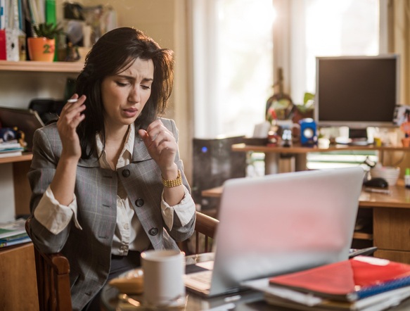여성이 실내에서 담배를 피우며 일하고 있다.국내에서도 직장,공공장소 등 실내에서 남몰래 담배를 피우는 사람이 아직도 많다.담배틑 태울 때 나오는 니코틴과 관련된 나쁜 화학물질이 벽,커튼 등에 붙어