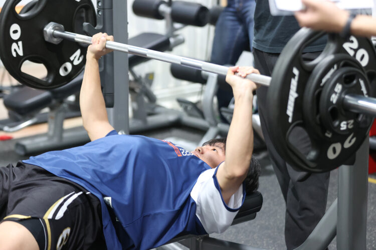 등을 대고 누운 자세로 바벨을 밀어올리는 벤치 프레스 동작.사진=연합뉴스