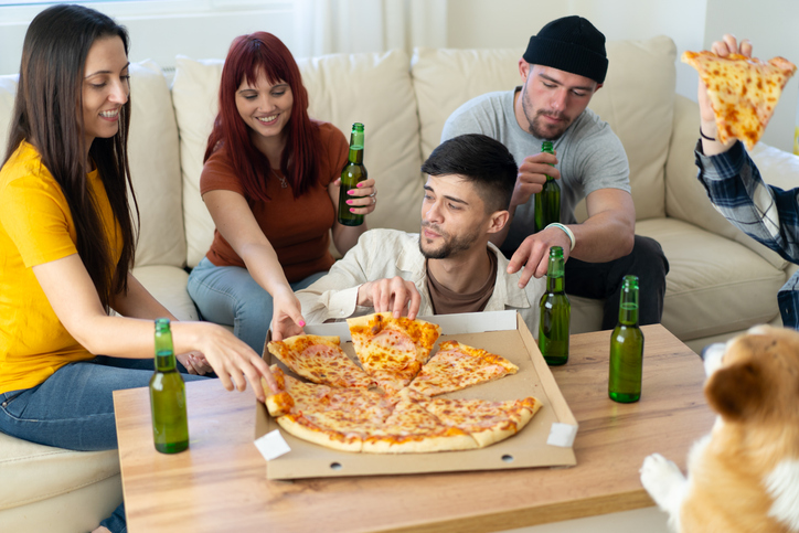 모임에서는 고칼로리 메뉴를 주문하거나,고칼로리 알코올 음료를 마실 가능성도 더 높다.사진= 게티이미지뱅크