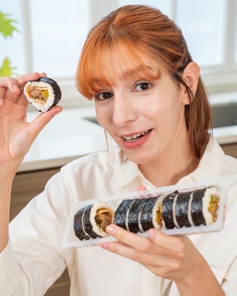 외국 여성이 김밥을 들어보이고 있다.김∙미역∙다시마 등 해초류는 더 이상 '바다의 잡초'(Seaweed)가 아니다.최근 선진국 식탁에서 인기를 끌고 있다.그런 가운데 미국 클리블랜드 클리닉