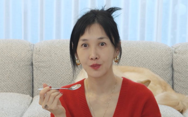 윤혜진(45)과 엄태웅(51)이 부부 모두 고지혈증 진단을 받았다고 고백했다.최근 검사 결과 두 사람의 LDL 콜레스테롤 수치는 여전히 정상 범위를 벗어난 상태였다.사진=유튜브 채널 '윤혜진의 What see 