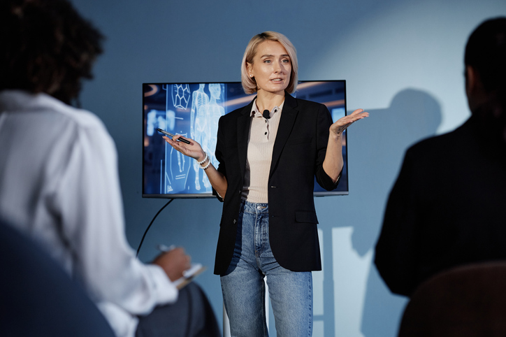 공부머리와 일머리는 다르다고 한다.두 지능의 차이는 책에서 다뤄지는 상황과 실제 상황이 다르다는 데서 비롯된다.그 차이를 좁히는 연습이 현실에서 마주치는 구체적인 상황을 추상화하는 활동이다.사진=게티이미지뱅크