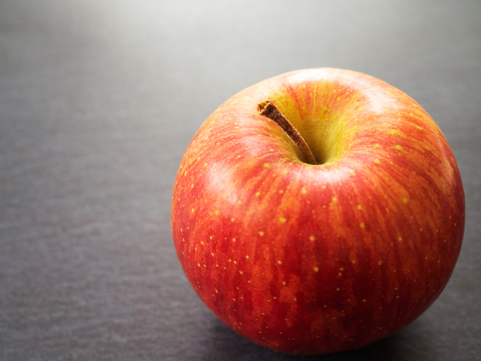 식사하기 15분 전 사과 하나를 먹으면,포만감으로 인해 본격적인 식사에서 칼로리 섭취가 줄어들게 된다.사진=게티이미지뱅크