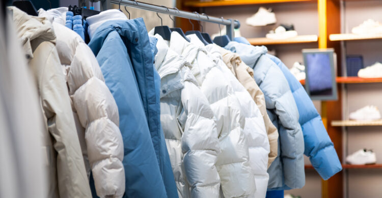 두꺼운 겨울 패딩일수록 자신에게 맞는 디자인 선택이 날씬해 보이는 첫걸음이다.사진=게티이미지뱅크