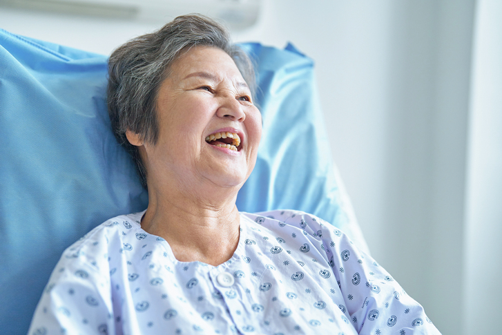 노인 환자가 환하게 웃고 있다.수술을 앞둔 노인 환자의 마음을 편하게 해줘야 한다.이런저런 스트레스를 많이 받으면 수술 후 회복이 더디거나 심한 합병증을 겪거나 사망할 확률이 더 높아진다.사진=게티이미지뱅크