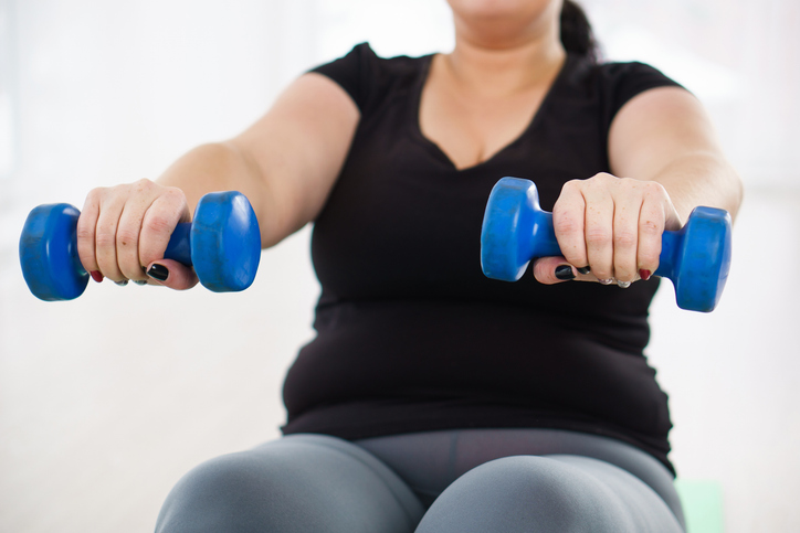 체중이 좀 많이 나가는 여성이 덤벨 운동을 하고 있다.차세대 비만치료제를 중단하자,감량했던 몸무게의 대부분이 1년 안에 다시 늘었다는 연구 결과가 나왔다.'뇌가 바람직하다고 느끼는 표준 체중'(체중조절점)을 바