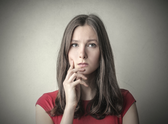 심리학 연구에 따르면 지난 대화를 반복해서 떠올리는 행동은 기분과 불안 수준,사회적 자신감에 영향을 미칠 수 있으며,반복될 경우 하나의 사고 패턴으로 굳어질 수 있다.사진=게티이미지뱅크