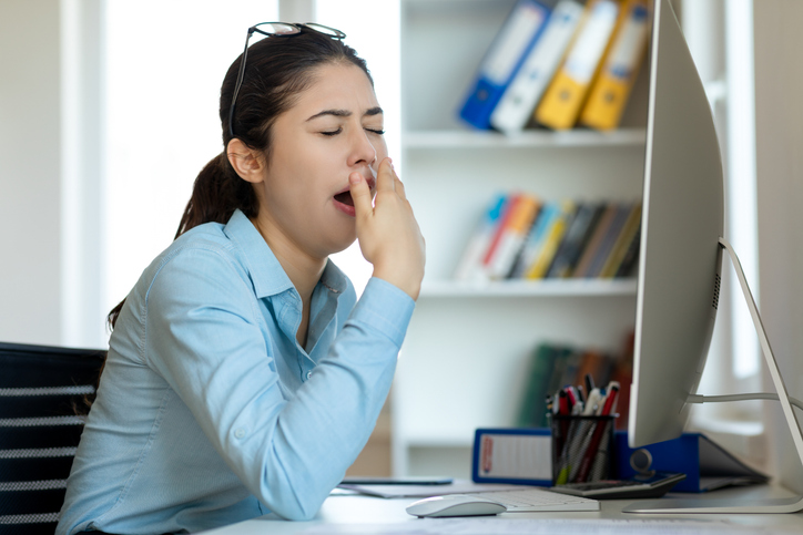 식후 졸음과 피로는 식곤증의 주요 증상으로 그 원인은 매우 다양하다.사진= 게티이미지뱅크