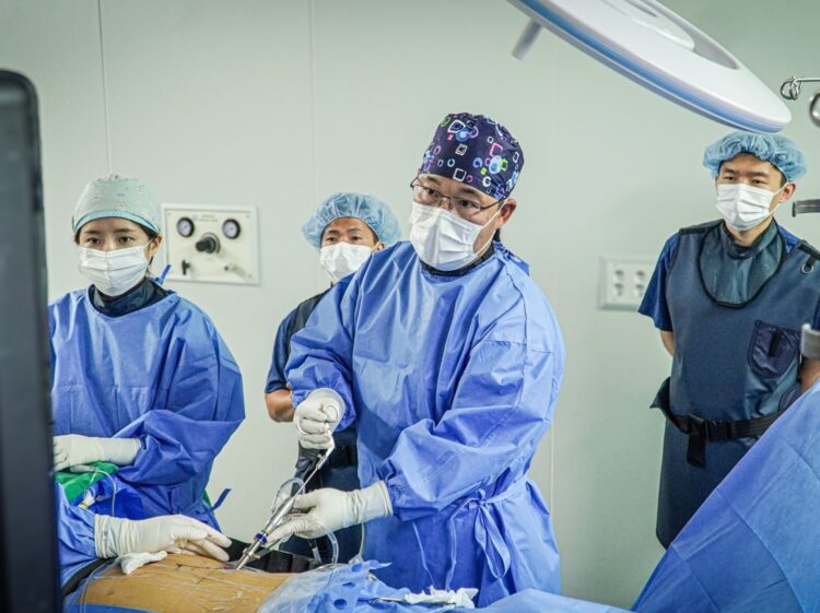 윤명수 병원장이 2025년,아시아에서 온 외국 의사들에 단일공 척추 내시경 수술법을 시연하고 있다.사진=부산큰병원
