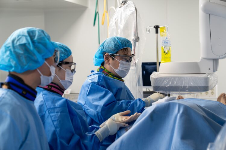 부산부민병원 당뇨족부클리닉의 혈관 시술 장면. 특히 전웅배 인터벤션센터장은 당뇨발 치료와 관련, "약물 치료와 상처 관리는 기본이지만, 혈류 부족이 확인된 환자에겐 혈관 치료가 절단을 피하기 위한 또 하나의 선택지가