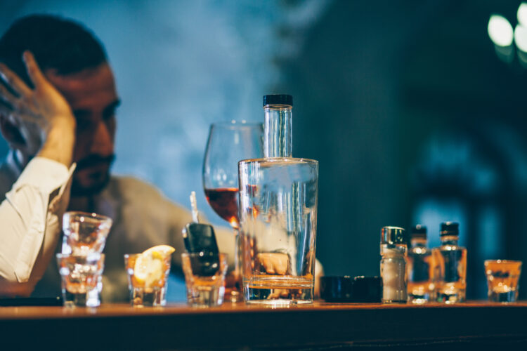 오랜 기간 술에 의존하면 우울감이 증폭될 수 있다.사진=게티이미지뱅크