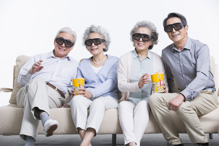 노인들이 거실에서 3D영화를 보며 즐기고 있다.80세 이후에도 기억력과 사고력 등 인지 기능이 50~60대에 못지 않은 사람들이 적지 않다.이들 슈퍼에이저는 치매 예방 유전자를 보유할 확률은 매우 높고,<a href=