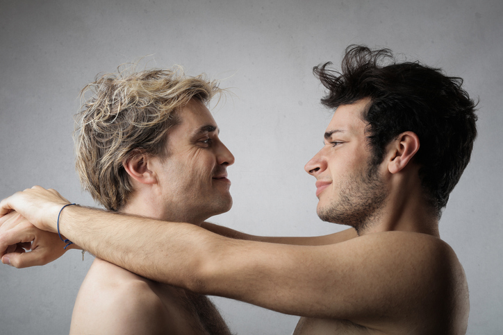 최근 책과 TV,온라인 영상 전반에서 남성 동성애 로맨스 콘텐츠가 여성 시청자들 사이에서 꾸준한 인기를 얻고 있다.사진=게티이미지뱅크