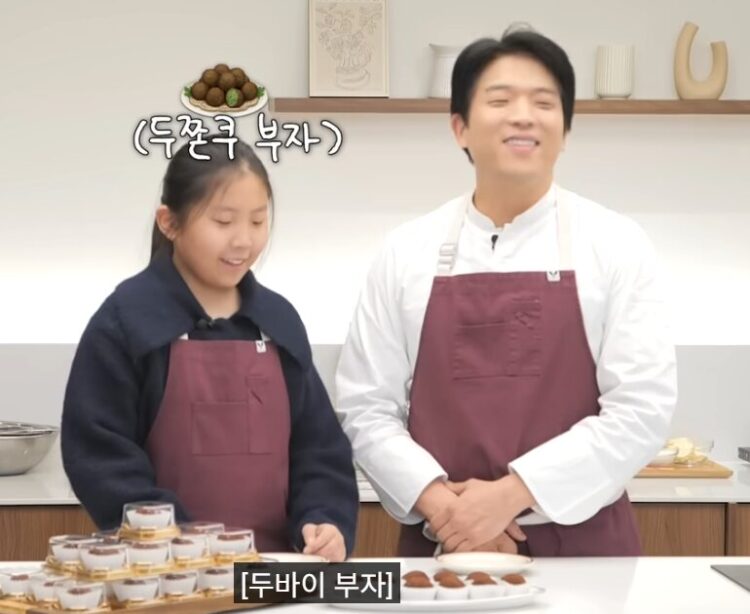 안성재 셰프가 두바이 쫀득 쿠키 만들기에 재도전해 성공했다.사진=유튜브 채널 '셰프 안성재'