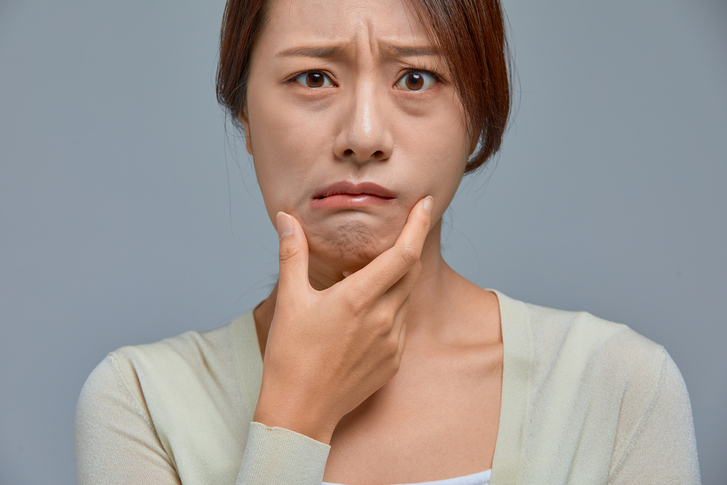 웃는 표정이 조금 어색해지면서,특히 입 모양이 평소와 다르게 어그러지고 이상해진다.사진= 게티이미지뱅크