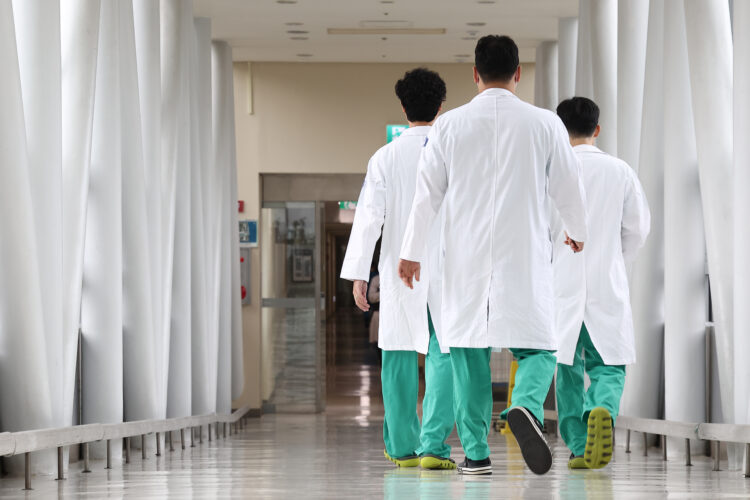 현행법상 '전공의'는 의사 면허를 소지한 자로 정의되어 있어 치과의사 면허 소지자인 치과 전공의는 법률적으로 전공의에 포함되지 않는다.사진=연합뉴스