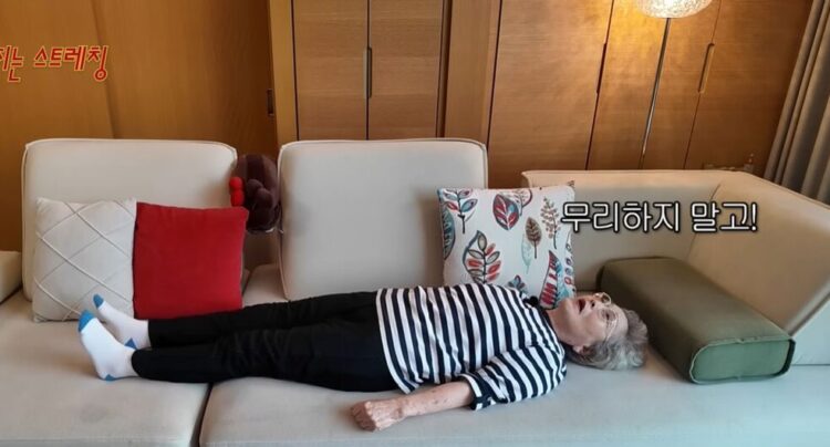 배우 김영옥은 80대임에도 불구하고 꾸준히 운동하고 제철 식재료로 요리를 직접 해먹는 등 건강을 철저히 관리하는 것으로 알려졌다.사진=유튜브 채널 '김영옥 KIM YOUNG OK'