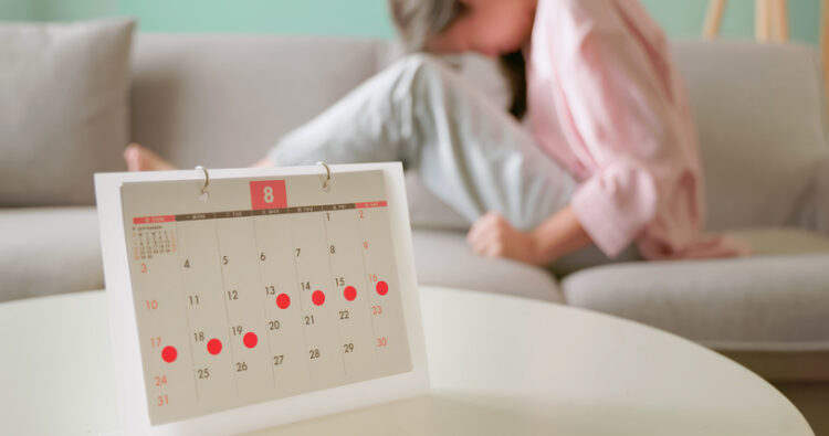 배란 이후부터 월경 직전까지 이어지는 황체기 후반에 일부 여성은 감정 기복과 과민성, 우울감, 충동성 증가 등을 경험한다고 보고한다. 사진=게티이미지뱅크