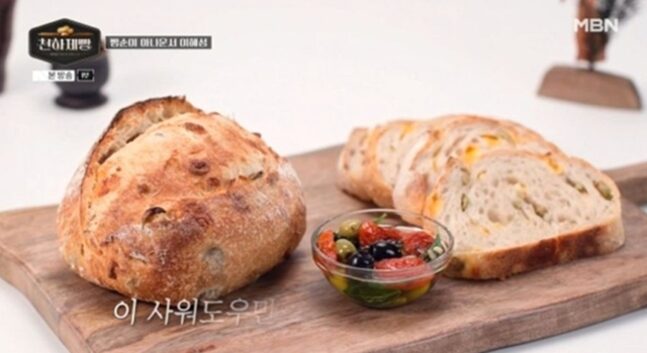 이혜선이 직접 만든 사워도우. 겉은 바삭하고 속은 촉촉하며 은은한 신맛이 감도는 천연발효빵이다. 사진=MBN '천하제빵'
