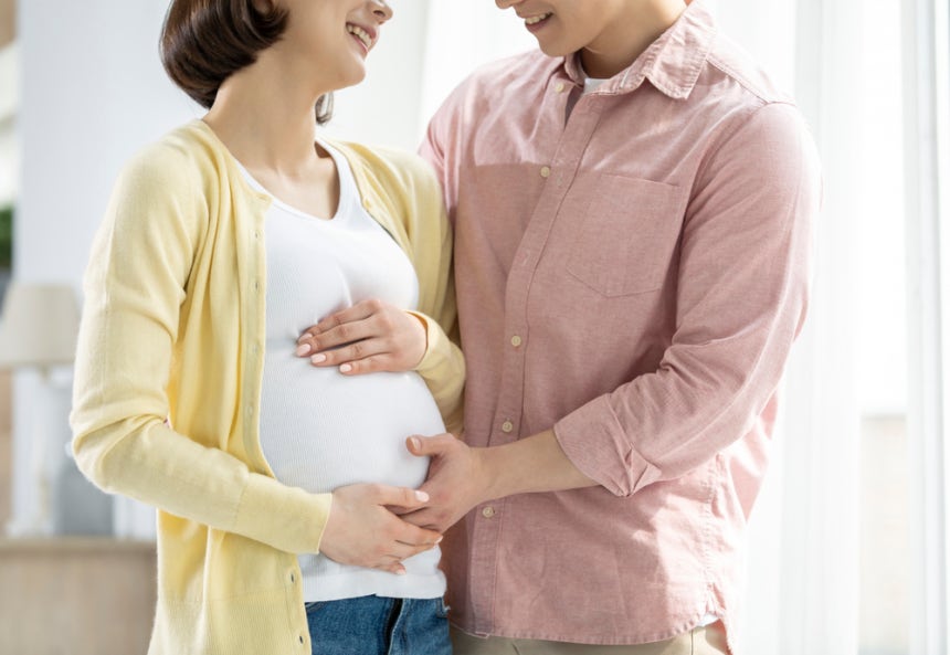 임산부와 남편이 뱃속에 든 아기의 태동에 기뻐하고 있다. 살균제 등 독성 물질의 유전적 영향이 20대 후손까지 미치는 것으로 생쥐실험 결과 나타났다. 특히 십수 대 뒤의 후손에서 비만, 콩팥병, 전립선염 등 질병이 