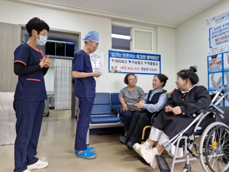 이의상 병원장(왼쪽에서 두 번째)이 여수애양병원에서 수술을 받고 건강을 회복한 뒤 감사의 말을 전하러 온 저우카이펑(오른쪽 가운데)과 인사하고 있다. 사진=여수애양병원