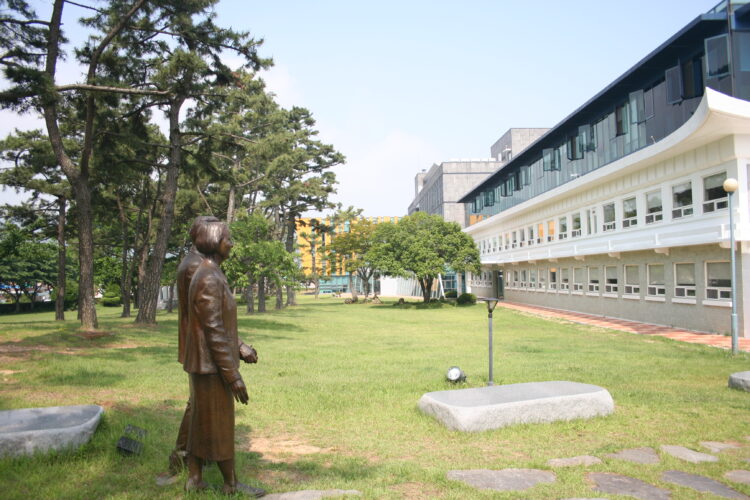 여수애양병원 곳곳엔 병원 설립에 기여한 의료 선교사들의 동상이 있다. 사진=여수애양병원