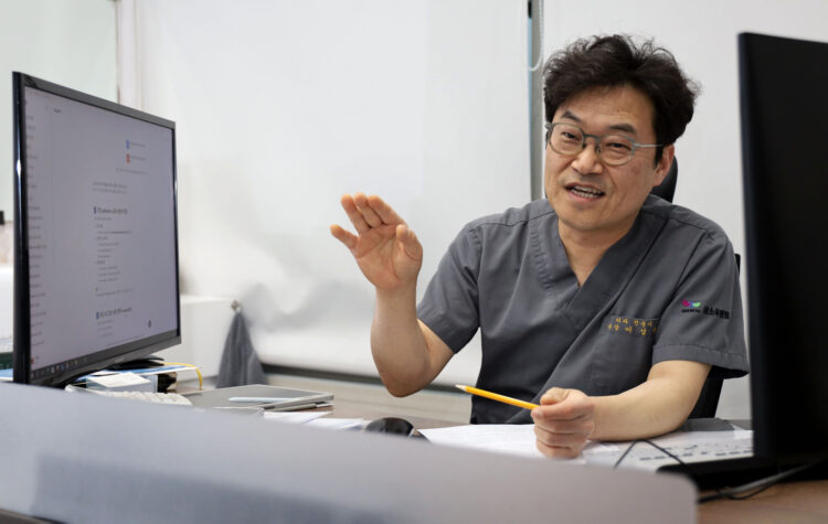 이성렬 담소유병원장이 그간의 연구 성과에 대해 설명하고 있다.사진=최승식 전문기자